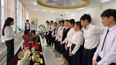  Антон Макаренко атындағы орта мектебіндегі жылжымалы көрме