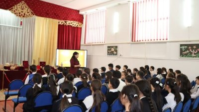 8 гимназия мектебіндегі «Музей ел шежіресі» тақырыбында жылжымалы көрме 