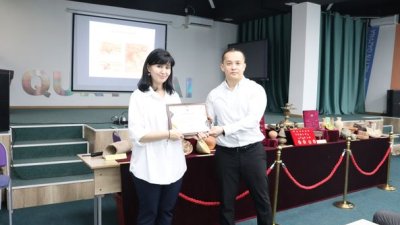 125 International High School Халықаралық жоғарғы мектебіндегі «Наурыз айы – Ұлттық құндылық» атты айлығының аясында «Бабадан қалған қолтаңба» тақырыбында жылжымалы көрме