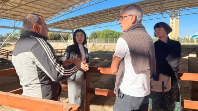 Шотландия жерінен саяхаттап келген қонақтарға экскурсия