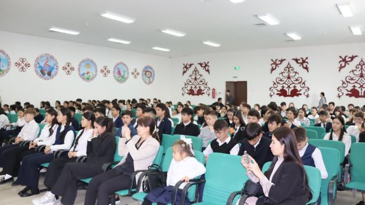 № 3 мектеп-лицейінің оқушыларына «Бабадан қалған қолтаңба» тақырыбында жылжымалы көрме