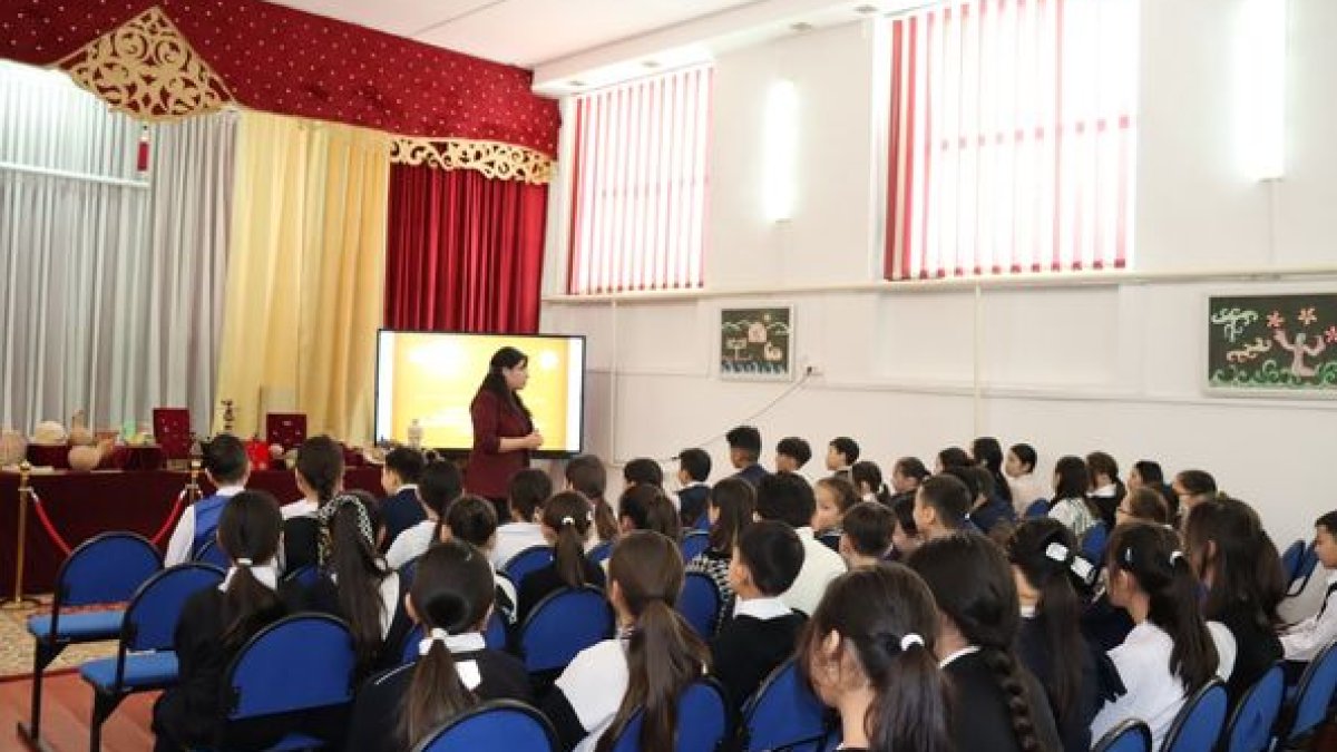 8 гимназия мектебіндегі «Музей ел шежіресі» тақырыбында жылжымалы көрме 