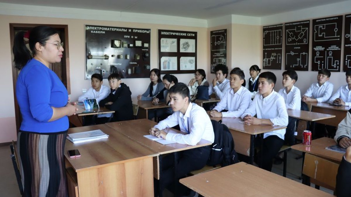 «Парасат» колледжінде «Тарих төріндегі Тараз» тақырыбында 1 курс студенттеріне танымдық дәріс