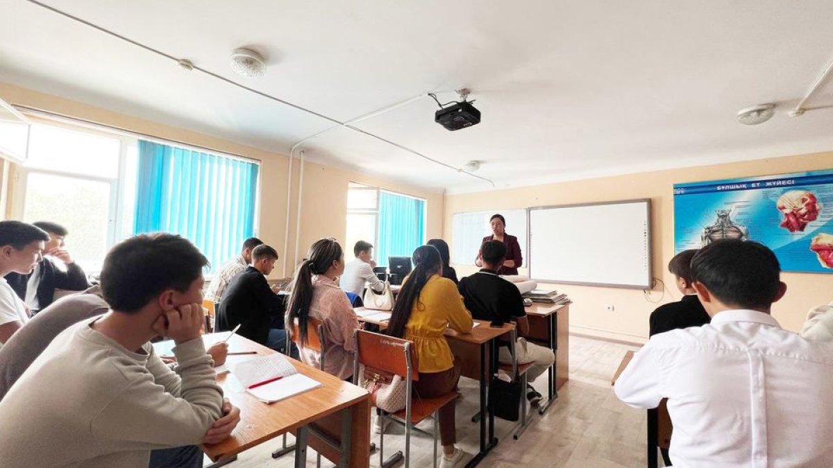 «Парасат» колледжінде «Тарих төріндегі Тараз» тақырыбында 2 курс студенттеріне танымдық дәріс