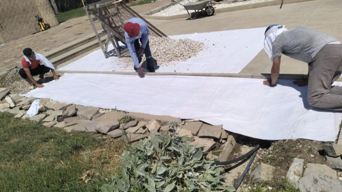 «Айша бибі — Бабаджа хатун» кесенелерінде, кәсіпорын қызметкерлері тазарту, абаттандыру, көгалдандыру жұмыстары