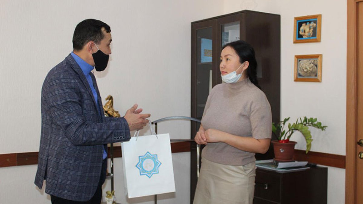 Музейге құмыра сыйлады