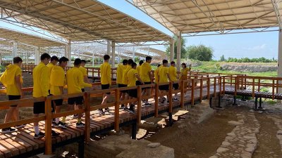 Жас футболшылар «Көне Тараз» археологиялық саябағын тамашалады