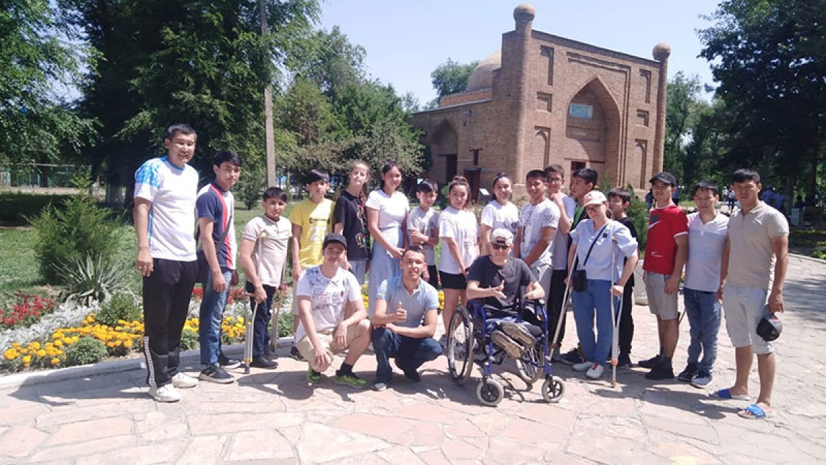 Қарахан кесенесін тамашалады