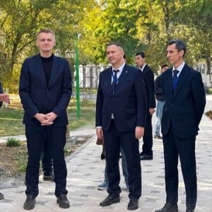 Делегация Ленинградской области посетила мавзолей Карахана